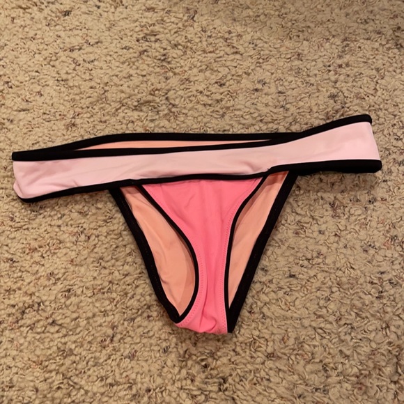 Victoria’s Secret bikini - Picture 5 of 7